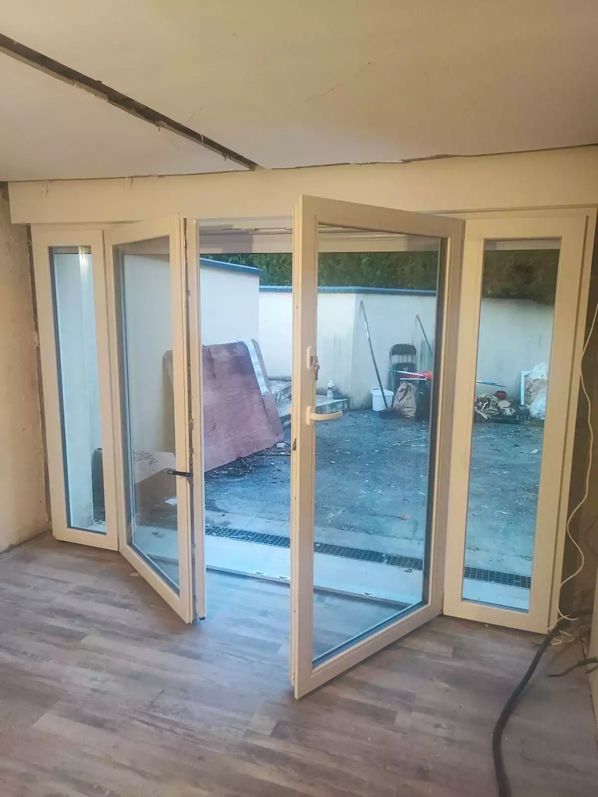 Installation porte-fenêtre PVC avec volet roulant - 005 - OUVERTIS - Germigny-l'Évêque